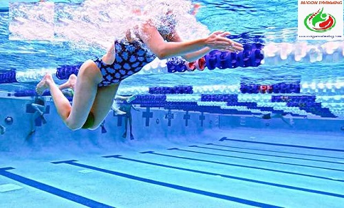 Vận dụng cẩn thận động tác đạp chân và động tác bơi